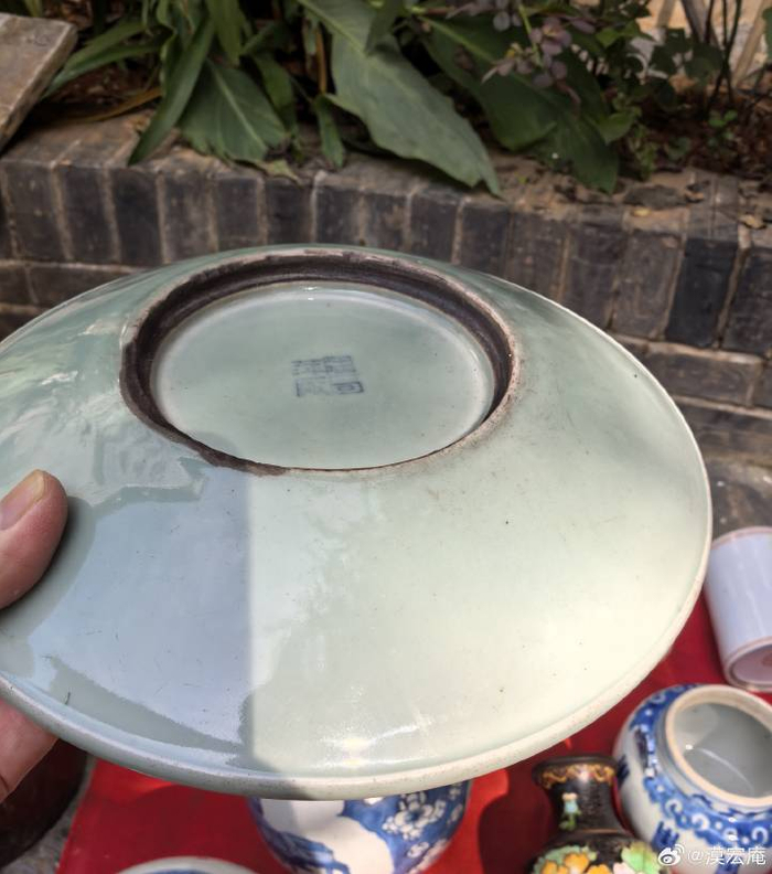 民国中晚期豆青釉大盘