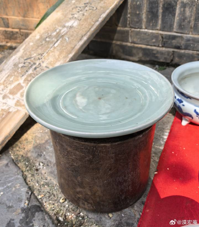 民国中晚期豆青釉大盘