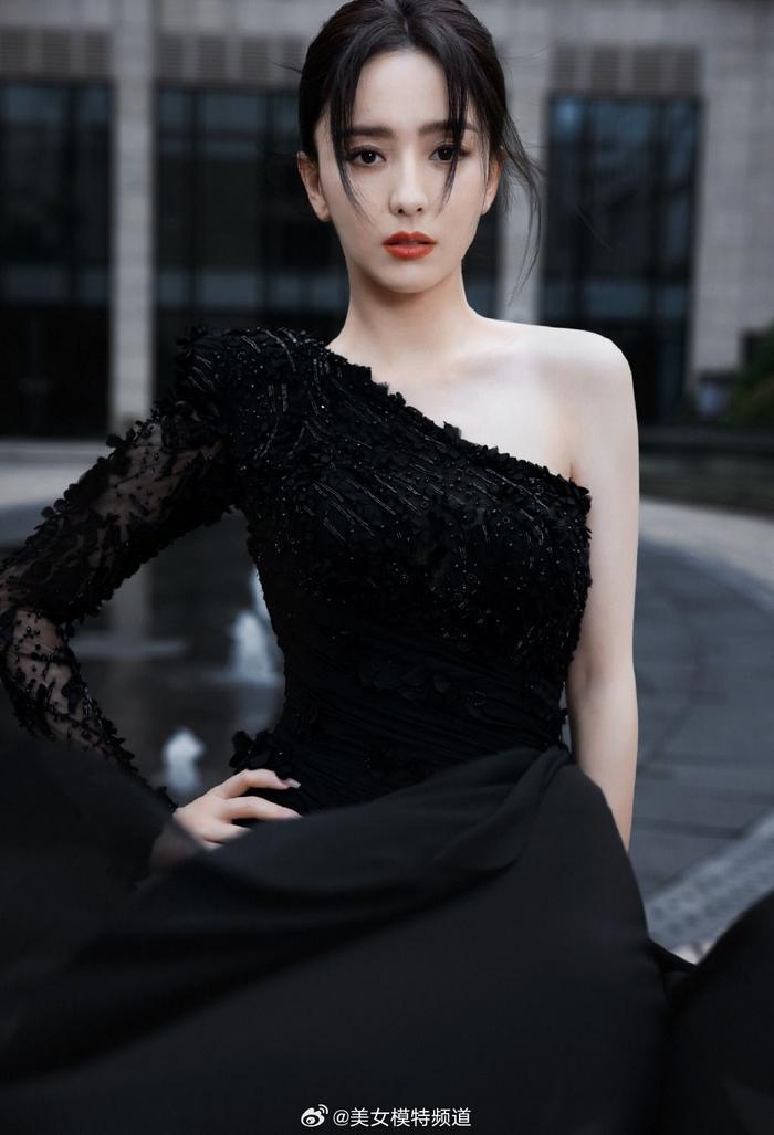 工作室发布佟丽娅出席活动写真 黑色礼服裙高贵优雅