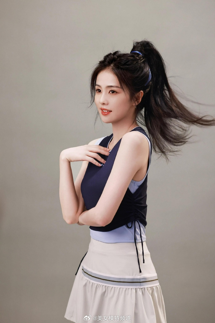 白鹿穿运动套装花絮照曝光扎高马尾显青春活力