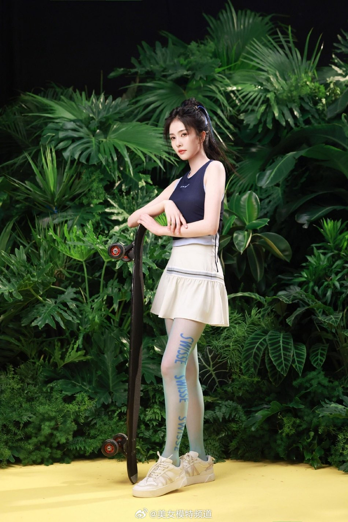 白鹿穿运动套装花絮照曝光扎高马尾显青春活力