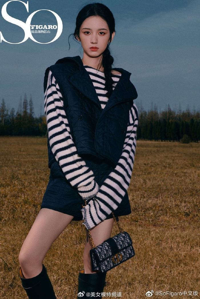 周也麻花辫封面惊喜释出戴遮阳帽手叉腰秀美腿表现力十足