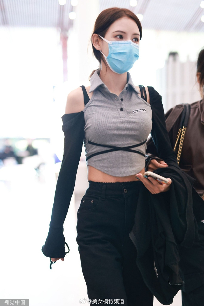 张予曦穿拼色上衣搭配黑色长裤小露细腰休闲时尚身材好