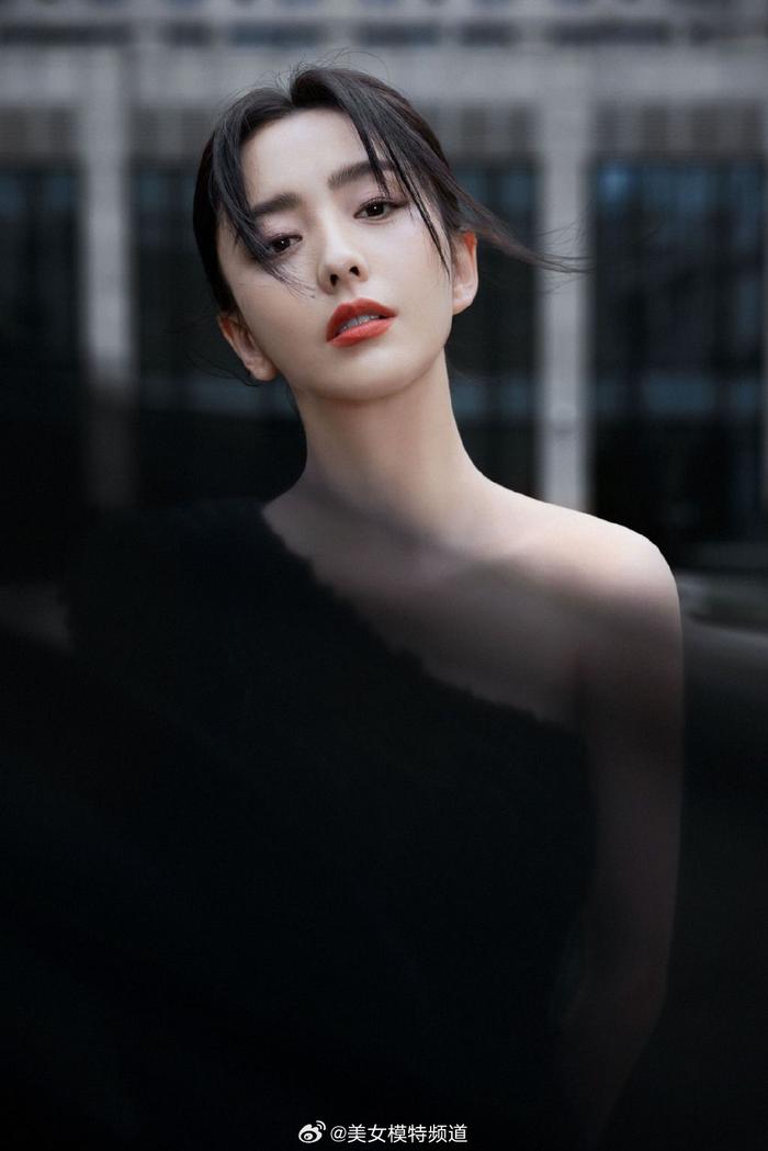 工作室发布佟丽娅出席活动写真 黑色礼服裙高贵优雅