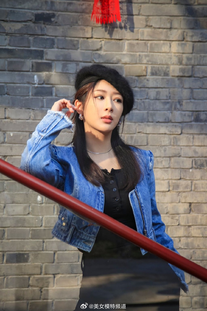 杨紫牛仔衬衫搭贝雷帽阳光下秀发搭肩活泼灵动