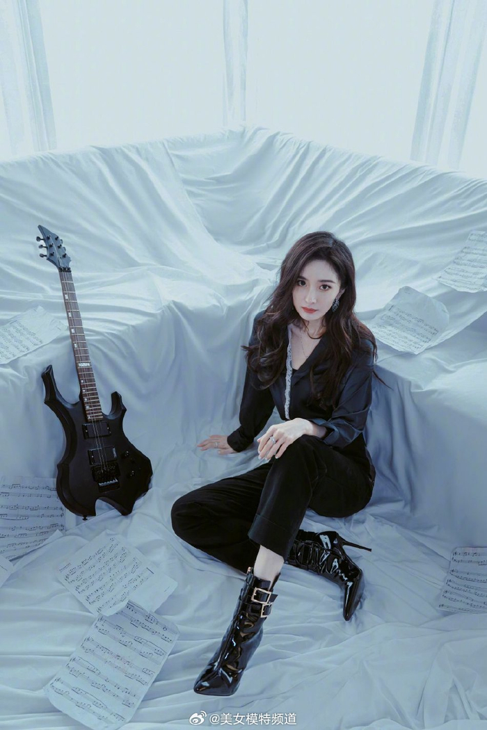 杨幂allblack写真又美又帅对镜撩发凹造型眼神超a