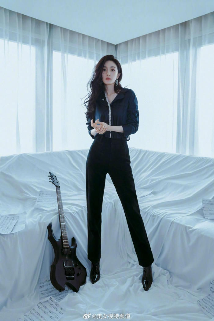 杨幂allblack写真又美又帅对镜撩发凹造型眼神超a