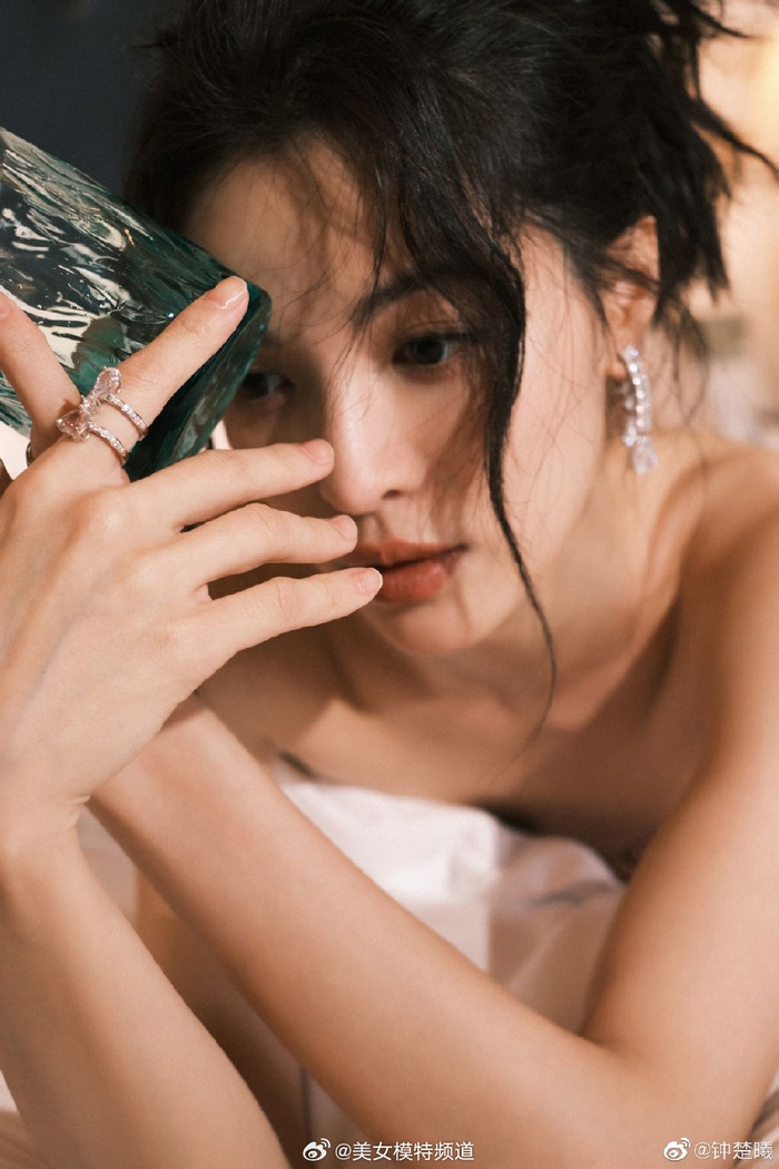 钟楚曦穿抹胸短裙拍写真 身材凹凸有致长腿吸睛