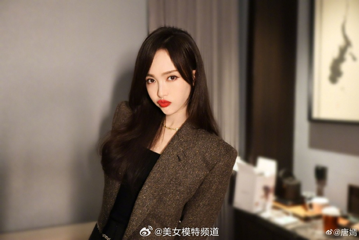 唐嫣上线晒营业照手举咖啡杯嘟嘴卖萌妆容精致