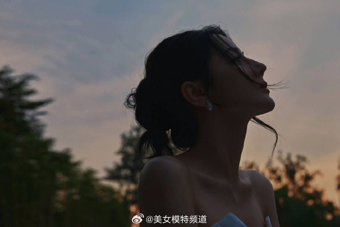 迪丽热巴身穿抹胸流光长裙拍大片 秀玲珑身姿超美