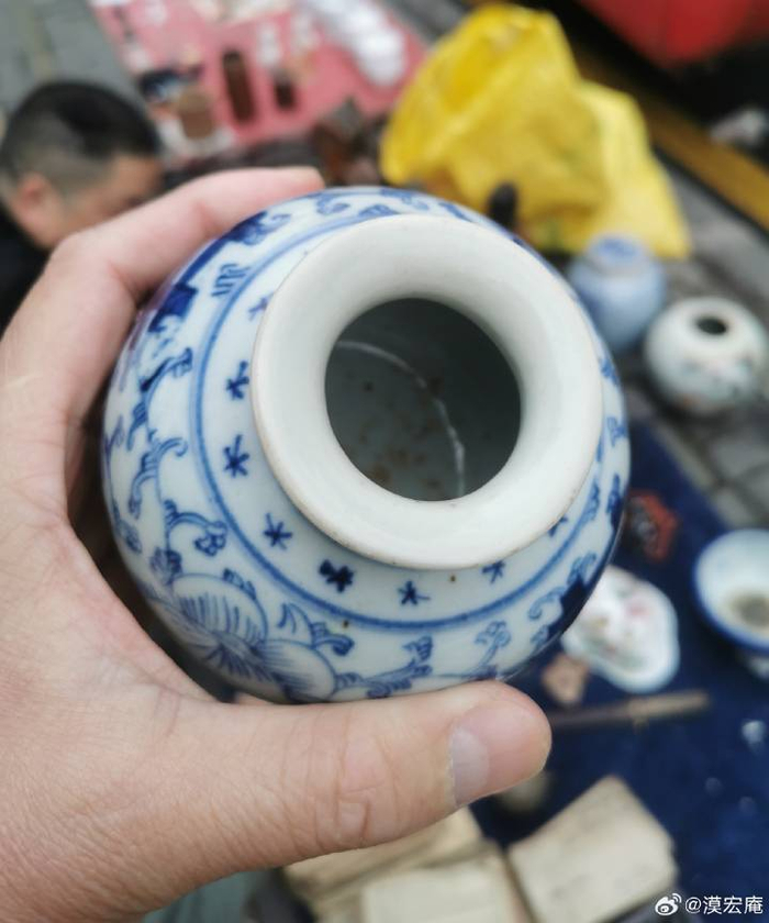 晚清青花缠枝喜字纹石榴尊
