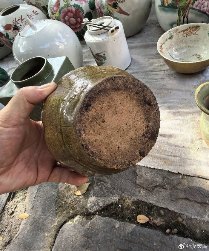 宋代酱釉瓜棱形印花罐