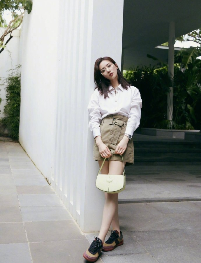 刘诗诗 白衬衫卡其军绿短裤 简单清爽 气质如兰