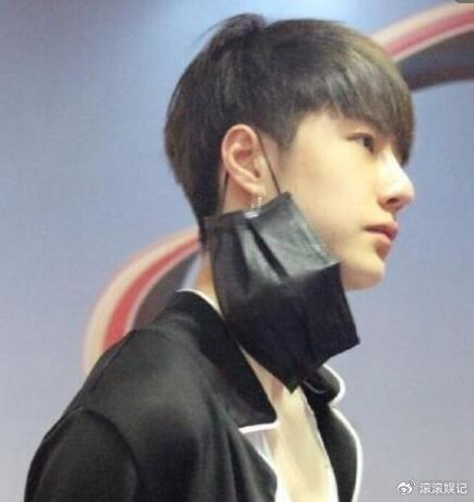 王一博像漫画,肖战怼脸拍,千玺帅气,王俊凯羡慕了|肖战|王俊凯|漫画