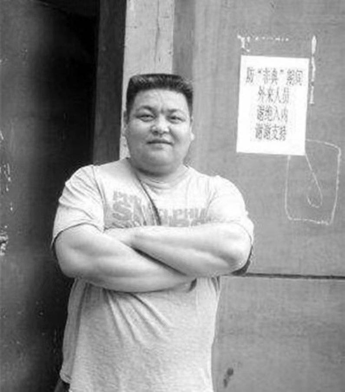 举重冠军才力:退役后沦为门卫,年仅33岁离世,家中只剩300元__财经头条__新浪财经