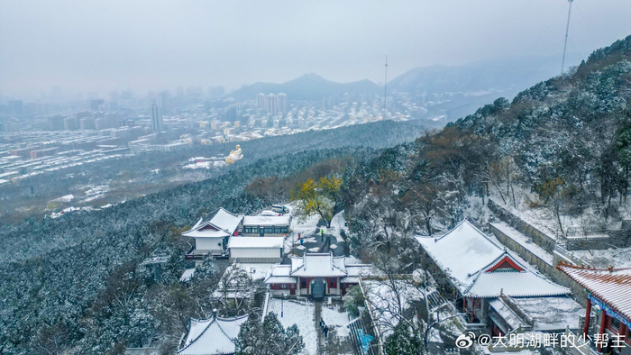 雪中的千佛山静谧而神秘再现老舍笔下济南的冬天美景