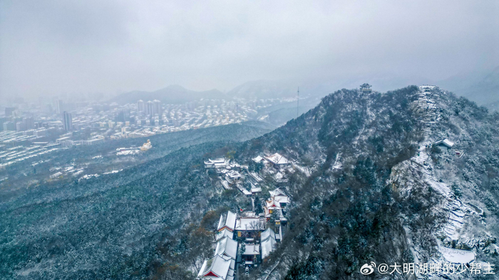雪中的千佛山静谧而神秘再现老舍笔下济南的冬天美景
