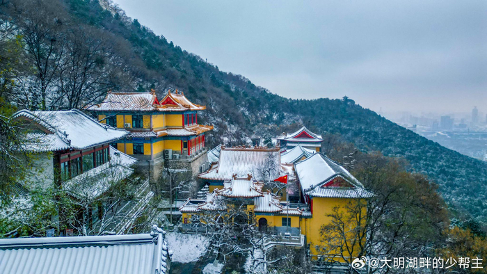 雪中的千佛山静谧而神秘再现老舍笔下济南的冬天美景