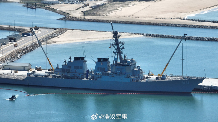 美国ddg60号驱逐舰保罗汉密尔顿号在海豹滩的新码头上停靠