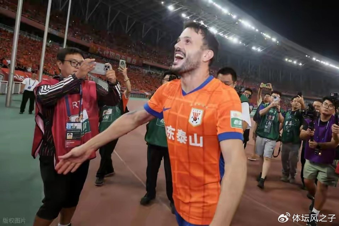 中超官方点名表扬泰山本土前锋，搭档卡扎刷数据，升到助攻榜第二位