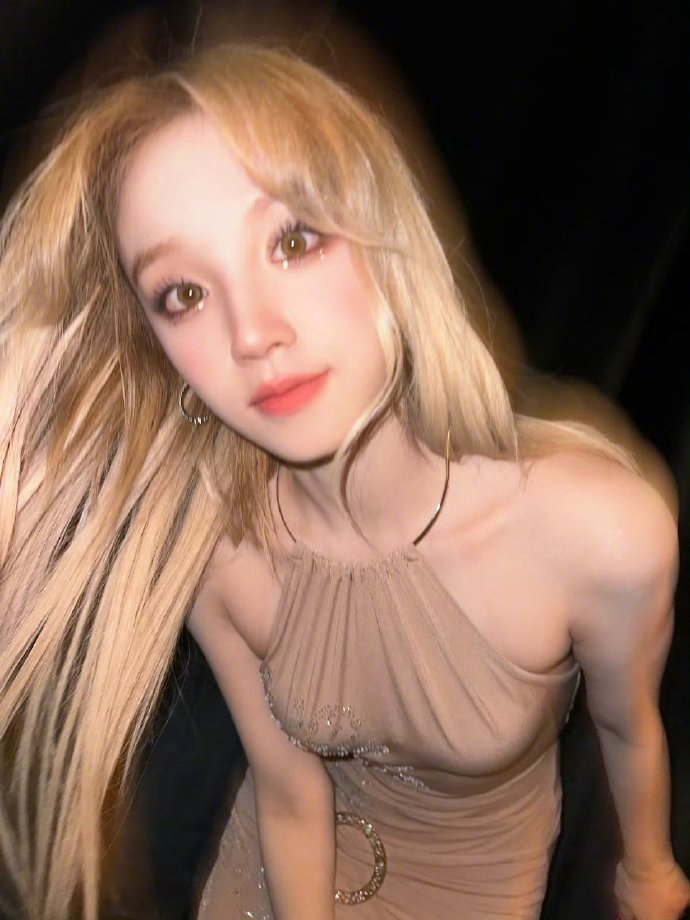 宋雨琦挂脖紧身裙这也太美了吧身材好辣一整个爱住