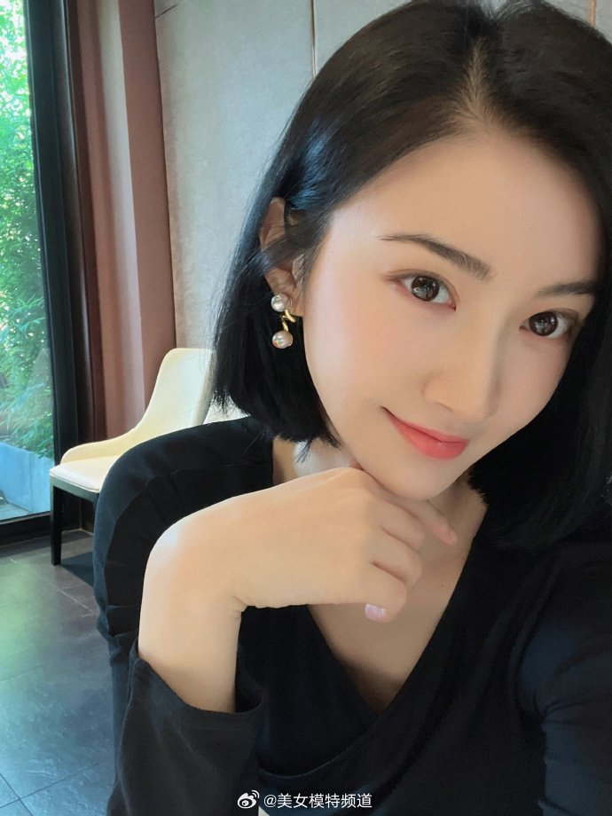 景甜晒短发自拍皮肤白嫩状态佳 穿黑色紧身小v领秀天鹅颈