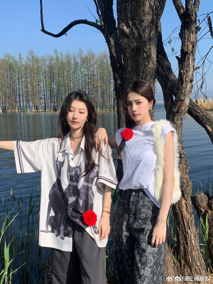 白鹿张鑫自拍也太美了吧和好朋友一起去旅行玩得超级开心祝美女友谊