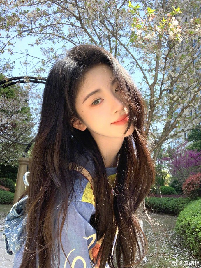 鞠婧祎今日份动态转头甩发的小鞠简直不要太美啊果然美女就是要怼脸拍