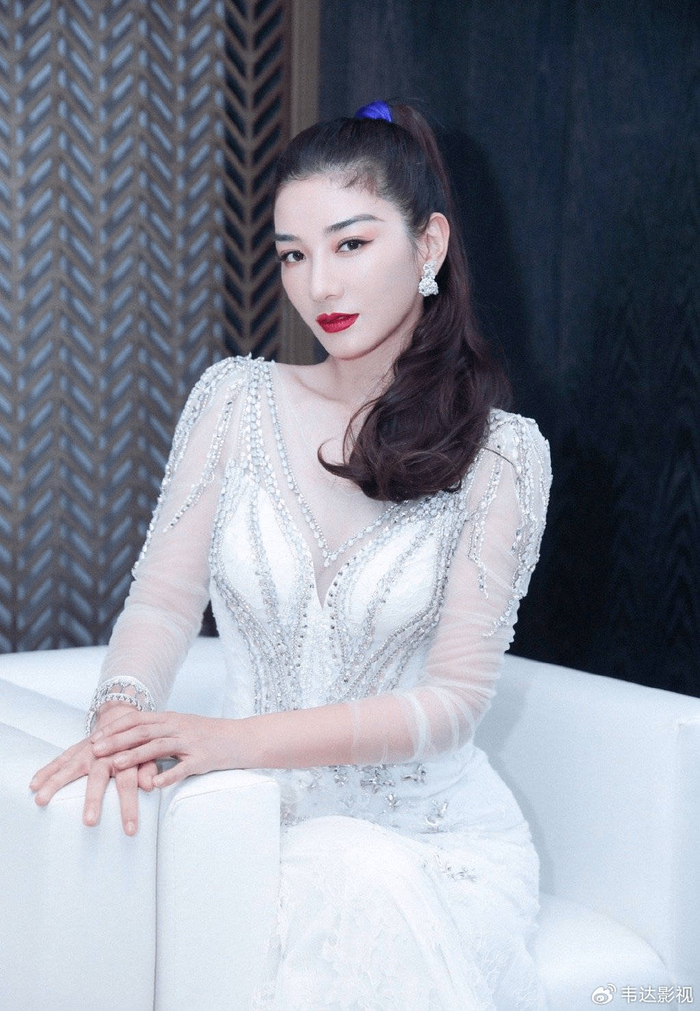 黄奕45岁尽显事业线,性感魅力惊艳全场!想知道她的健身秘诀的吗