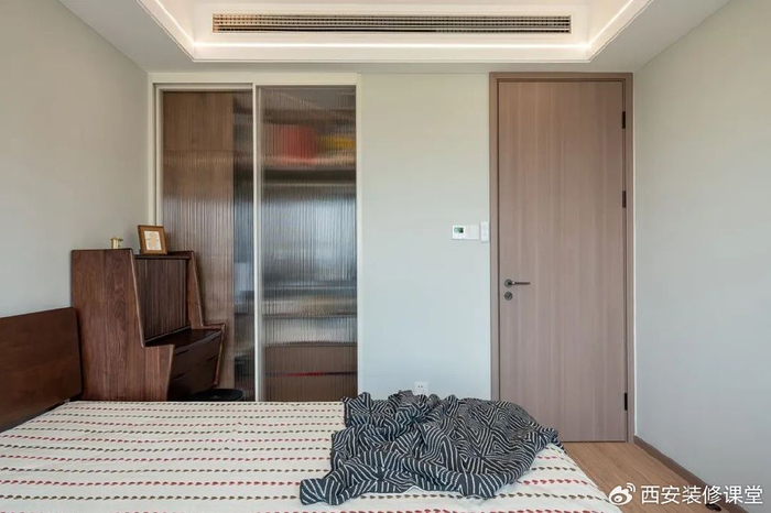 02卧室空间大,衣柜变衣帽间缩小原有主卫,只满足马桶和洗手池,外部