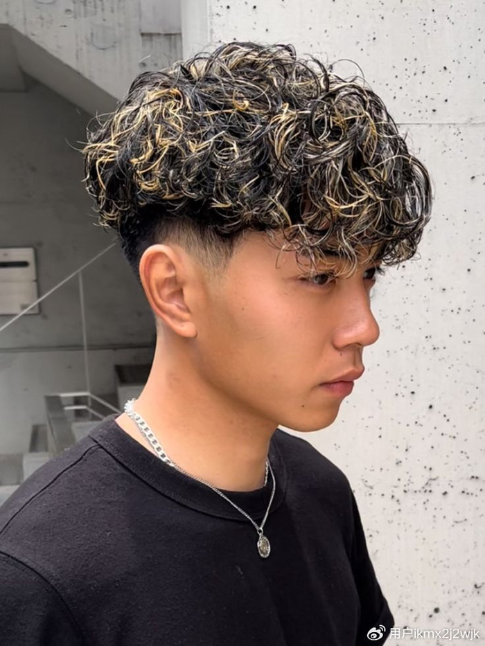 男士发型新风尚:锡纸烫,飞机头,挑染与寸头