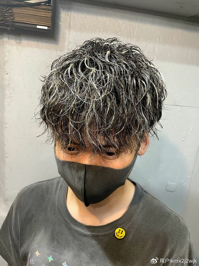 男士发型新风尚:锡纸烫,飞机头,挑染与寸头