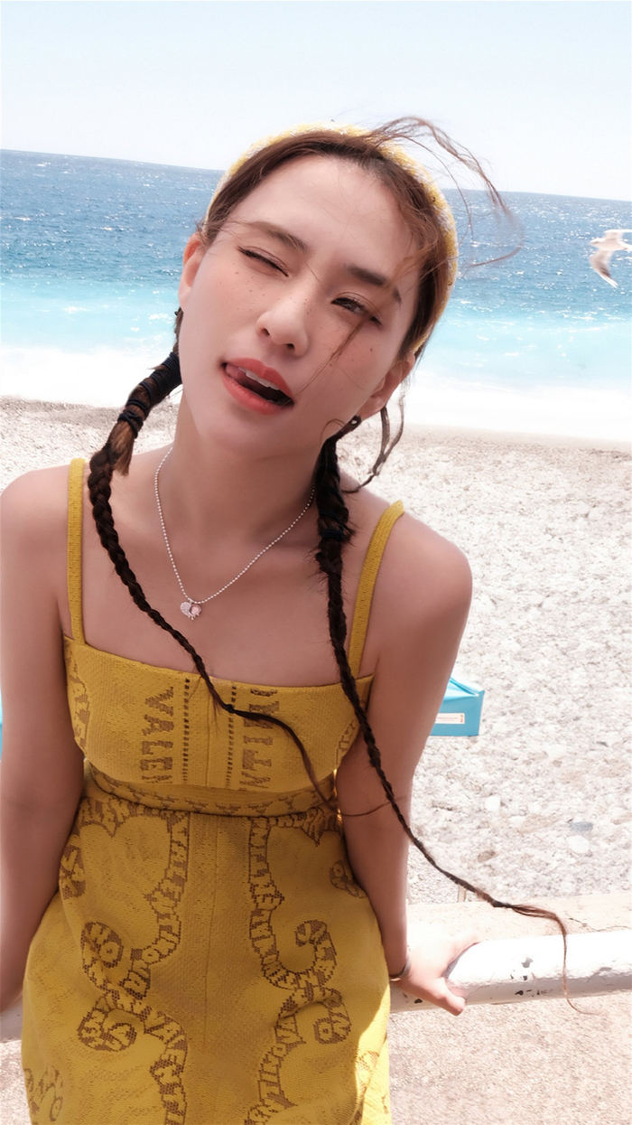 何超莲海边浪漫碎花裙写真壁纸