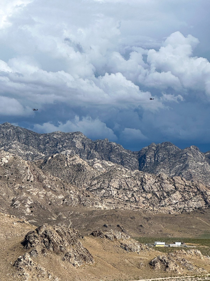 国民警卫队领导在ah-64阿帕奇直升机上观察agm-114地狱火导弹的演示