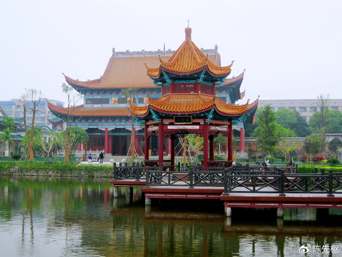 字寄禅,俗姓黄,名读山,长沙府湘潭人,因曾于阿育王寺烧残二指供佛