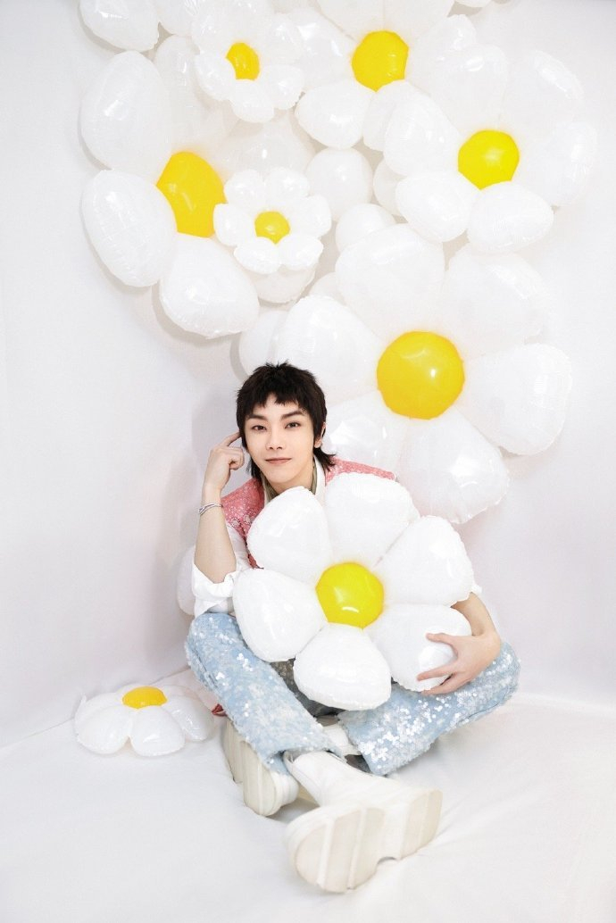 新鲜上线的 @华晨宇yu 生日写真!