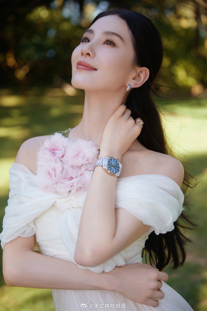 刘诗诗最新写真大片释出素雅白裙秀肩颈线条气质温柔