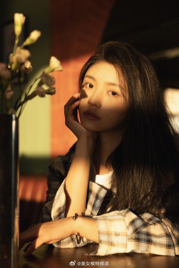 林允分享假日写真照秋日暖阳中素颜出镜光影温柔