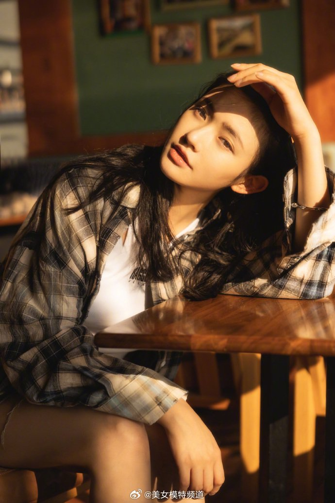 林允分享假日写真照秋日暖阳中素颜出镜光影温柔