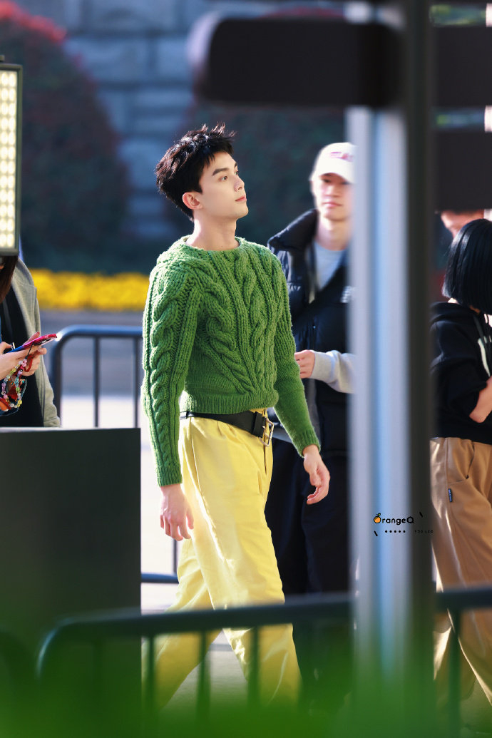 吴磊活动路透来啦绿色毛衣活力满满一键入春妥妥的清爽大帅哥一枚呀