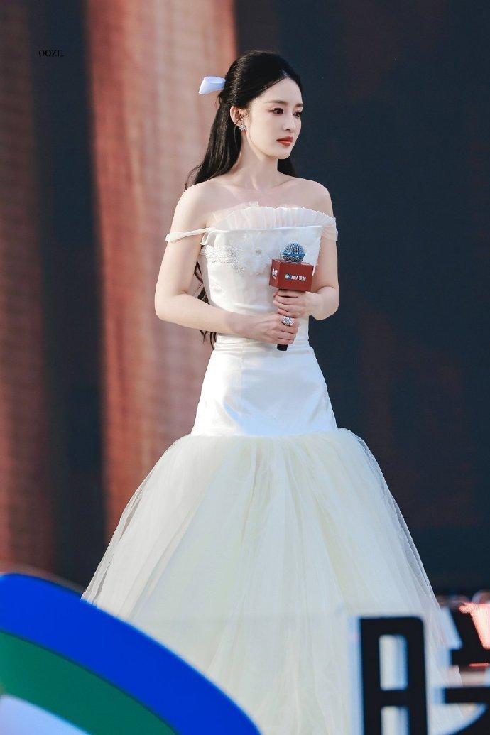 李沁看得出是公主,今天首映礼,一袭白色公主裙宛若优雅白天鹅,一眼