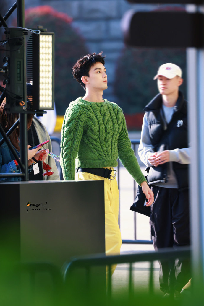 吴磊活动路透来啦绿色毛衣活力满满一键入春妥妥的清爽大帅哥一枚呀