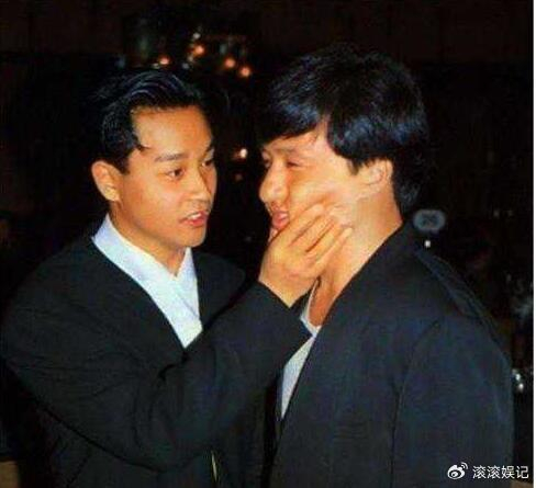 早年间,哥哥张国荣还在世的时候,与成龙大哥的合照,成龙大哥当年,在