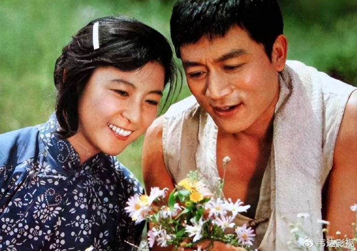 演员王骁:45岁走红,娶平凡妻子生一女,是母亲王馥荔的骄傲|王群|王骁|王馥荔_新浪新闻