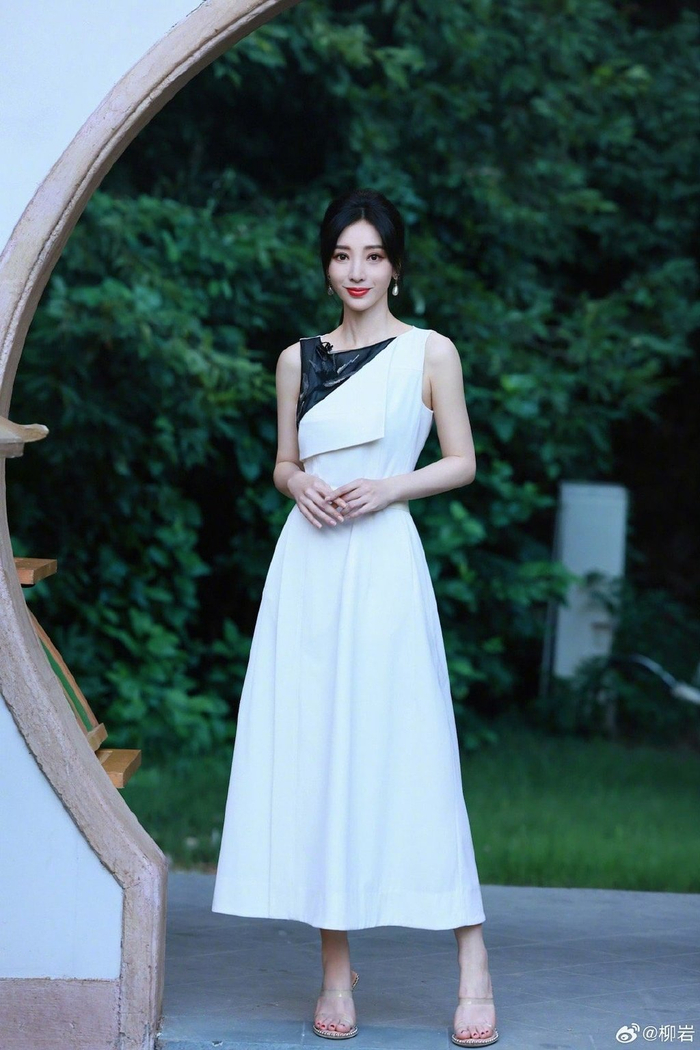 柳岩最新营业照瘦了好多啊不过瘦下来也更精致更有清冷感了