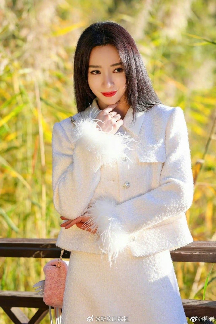 柳岩最新营业照瘦了好多啊不过瘦下来也更精致更有清冷感了