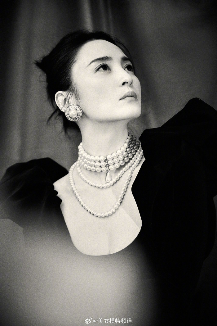 蒋勤勤镶边黑色长裙