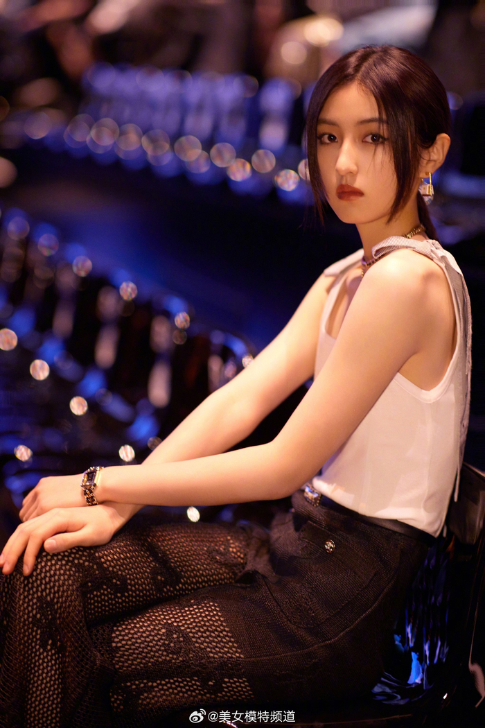 张子枫黑白色彩穿搭又酷又美