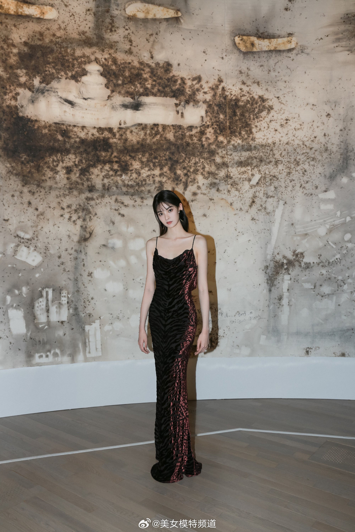 张艺上吊带礼裙