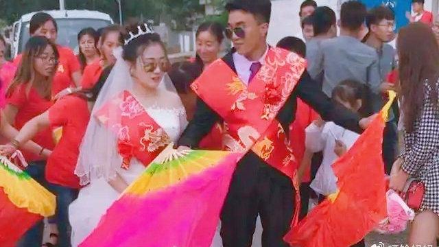 父母生12胎才得一子，11个姐姐凑32万为弟弟买房娶妻，全员扶弟魔？